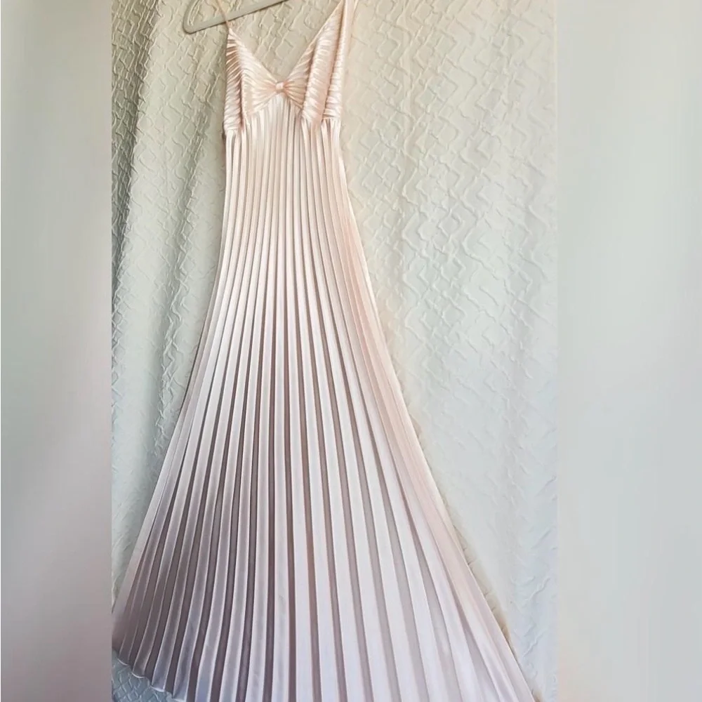 Delicates V-Neck Nightgown - Picture 4 of 7
